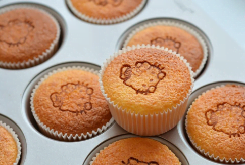 2個雞蛋就能烤出12個無油酸奶杯子蛋糕，口感柔軟